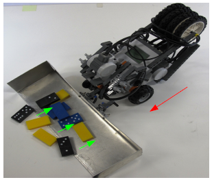 ロボットを前に進んでドミノをチリトリに入れる